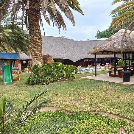 Ombinda Country Lodge Оутджо Екстериор снимка