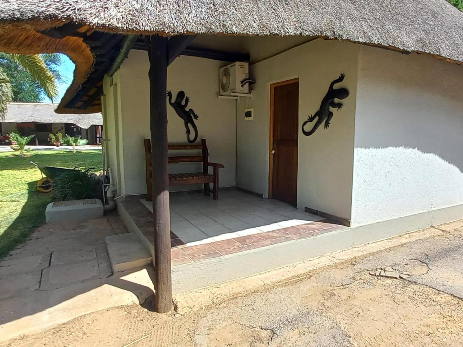 Ombinda Country Lodge Оутджо Стая снимка